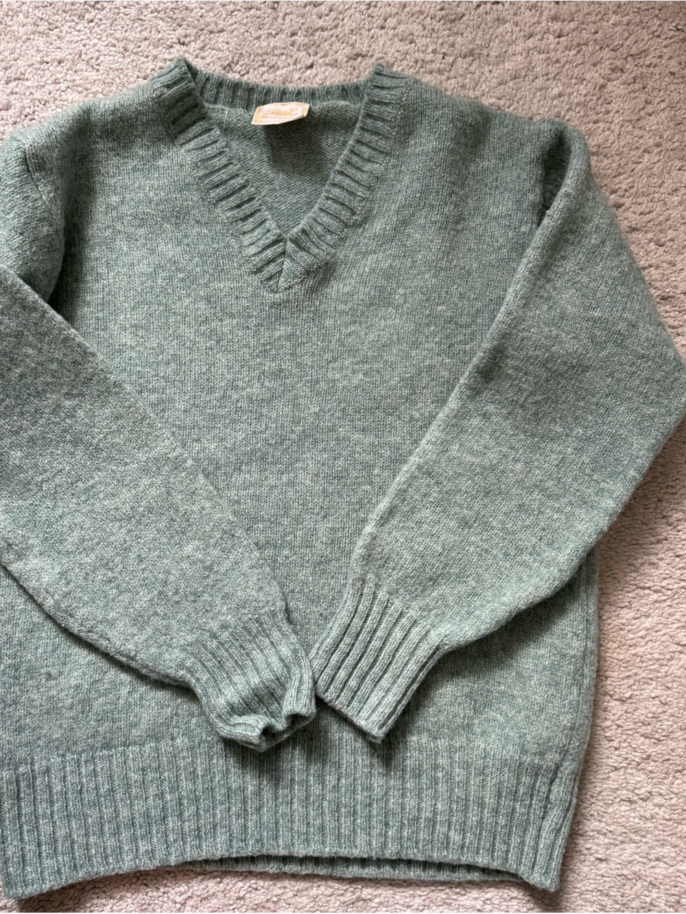 Canda de luxe 100% Shetland wool made in Scotland Women's V-Neck Sweater